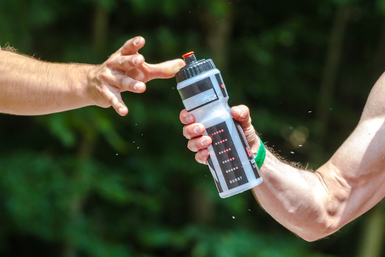Are you an outdoor enthusiast or a frequent traveler? If so, the LifeStraw Personal Water Filter is a must-have for safe drinking water anywhere. It is highly rated on Amazon, with a 4.8/5 - star rating from 92,000+ reviews. This lightweight and portable water filter is priced at $20 - 40, making it an affordable and essential tool for camping, hiking, and emergency preparedness.