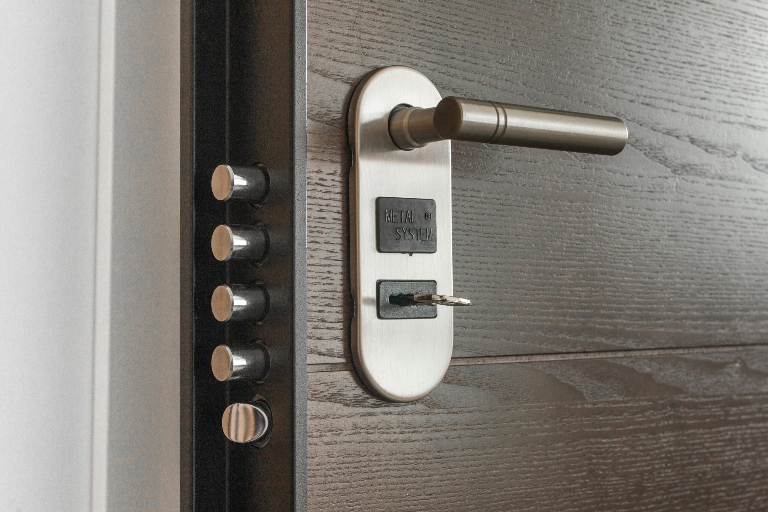 Enhance your security with the Door Stop Alarm. Easy to use and portable, this alarm serves as a deterrent against unauthorized entry. Simply place it behind a door, and if the door is opened, it triggers a loud 120dB sound to alert you to any potential danger. Perfect for travelers, students, or anyone seeking extra protection at home or while traveling.